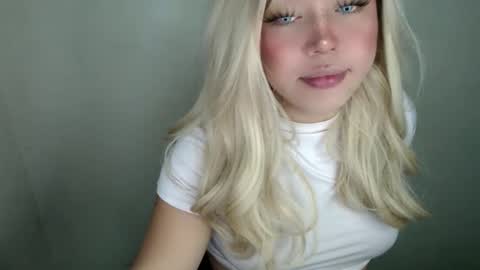 Snapshot of emmawatsoons chatting on October 14, 11:57 am YourDreamGirl Emma online show from October 14, 11:57 am