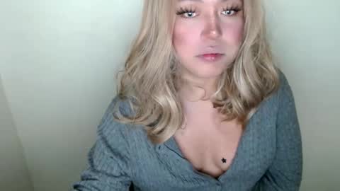 Snapshot of emmawatsoons chatting on September 20, 3:42 am YourDreamGirl Emma online show from September 20, 3:42 am