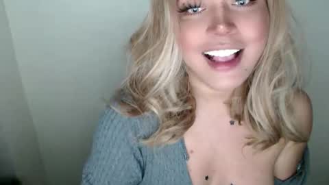 Snapshot of emmawatsoons chatting on September 21, 5:55 am YourDreamGirl Emma online show from September 21, 5:55 am