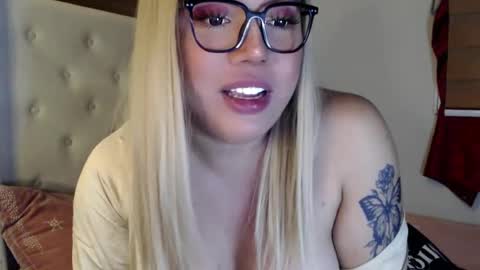 Snapshot of emmawatsoons chatting on December 27, 11:31 pm YourDreamGirl Emma online show from December 27, 11:31 pm
