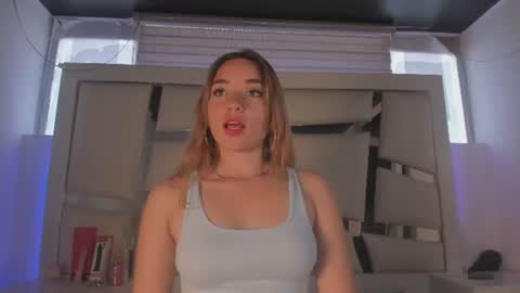 emmily_evans_ online show from August 3, 8:37 pm