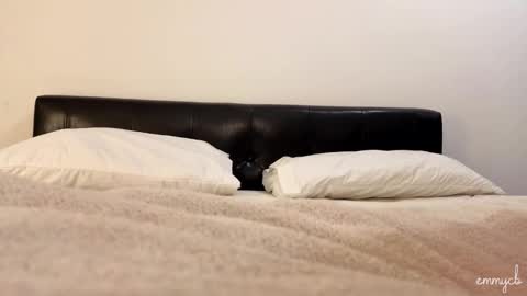 Em online show from February 5, 2:48 am