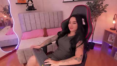 Snapshot of emmyevans1 chatting on September 10, 8:54 pm Emmy Evans  online show from September 10, 8:54 pm