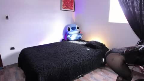 Snapshot of emy_xdy chatting on September 22, 8:13 pm Im Emily would you like to help me reach 100 online show from September 22, 8:13 pm