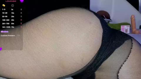 Snapshot of emy_xdy chatting on January 8, 6:20 am Im Emily would you like to help me reach 100 online show from January 8, 6:20 am