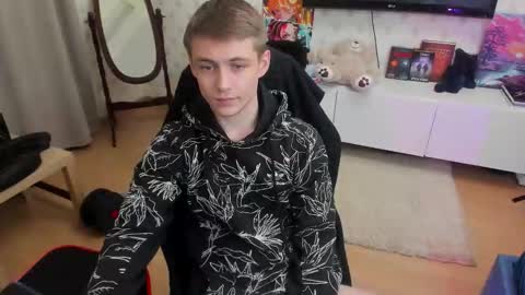 Max online show from November 25, 11:47 pm