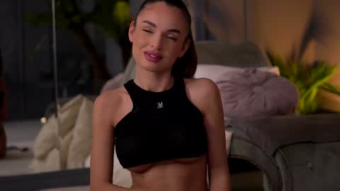 Snapshot of esmeainsley chatting on January 24, 11:23 pm Raluca online show from January 24, 11:23 pm