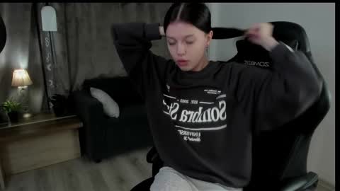 esteria online show from December 8, 12:35 am