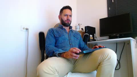 esteban online show from April 7, 8:33 pm