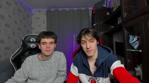 Snapshot of esthetics_boys chatting on March 3, 12:48 am LOUIS online show from March 3, 12:48 am