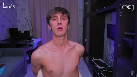 Snapshot of esthetics_boys chatting on December 17, 3:50 am LOUIS online show from December 17, 3:50 am