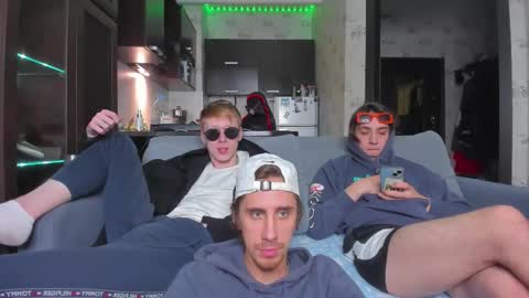 Snapshot of esthetics_boys chatting on September 18, 8:07 am LOUIS online show from September 18, 8:07 am