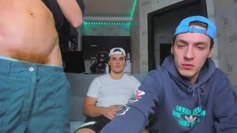 Snapshot of esthetics_boys chatting on October 6, 8:37 pm LOUIS online show from October 6, 8:37 pm