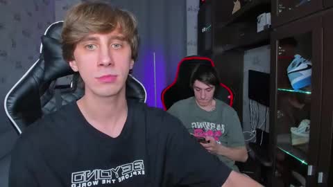 Snapshot of esthetics_boys chatting on February 20, 7:19 pm LOUIS online show from February 20, 7:19 pm