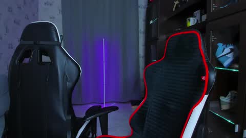 Snapshot of esthetics_boys chatting on March 4, 3:44 am LOUIS online show from March 4, 3:44 am