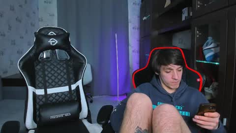 Snapshot of esthetics_boys chatting on February 26, 6:40 am LOUIS online show from February 26, 6:40 am