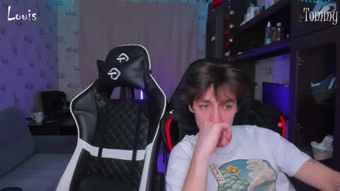 Snapshot of esthetics_boys chatting on January 19, 3:18 am LOUIS online show from January 19, 3:18 am