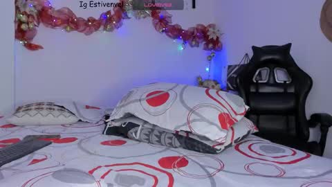 estivenvel online show from December 1, 6:06 pm