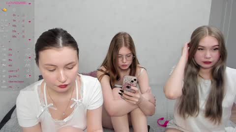 Veronica Tiia Lilith left to right online show from February 8, 2:47 am