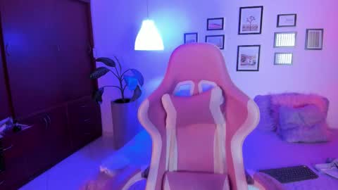 Snapshot of eva_rosee_ chatting on October 16, 12:38 pm Eva   Emily online show from October 16, 12:38 pm