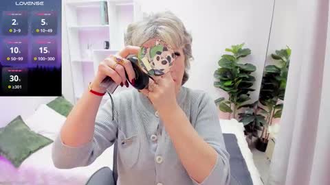 Evelyn online show from December 4, 5:18 am