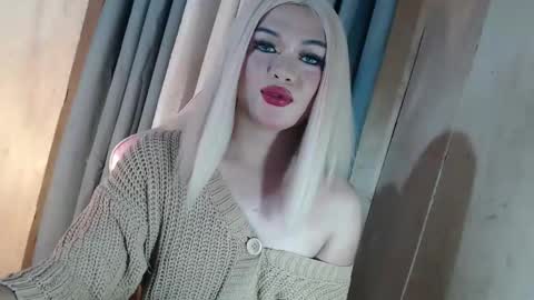 DANIELLA - DONT FORGET TO GIVE ME A THUMBSU UP online show from May 9, 10:54 am