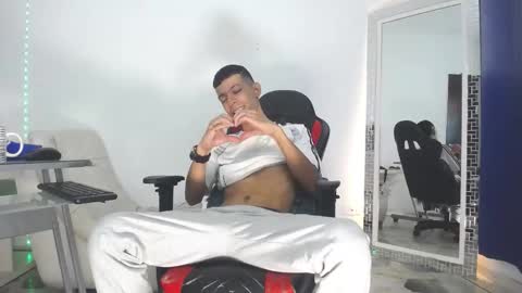 Favel Gomez online show from December 25, 1:19 pm