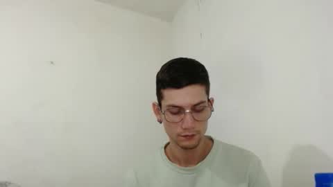 Snapshot of felipe227 chatting on October 24, 10:10 pm jhonatan felipe online show from October 24, 10:10 pm