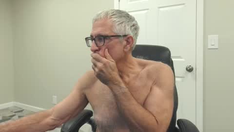 Snapshot of fitman999 chatting on December 14, 2:33 am Jon online show from December 14, 2:33 am