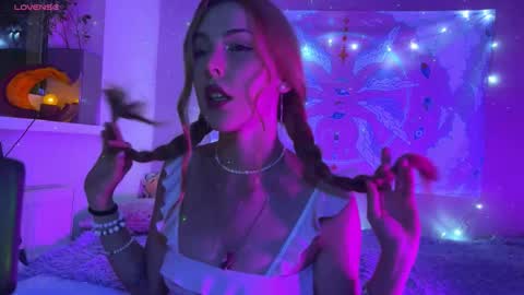 Mia online show from November 4, 4:52 pm