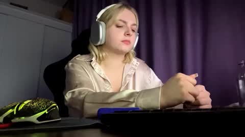 Emma online show from October 25, 9:37 pm