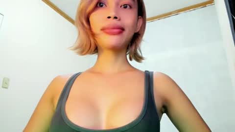 fuckingsexy143 online show from May 13, 2:21 am