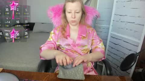 Snapshot of funny_bunny4 chatting on February 16, 12:43 pm funny_bunny4 online show from February 16, 12:43 pm