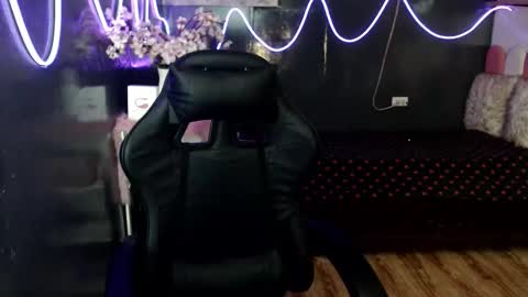 fuschiafucker online show from December 17, 12:01 pm