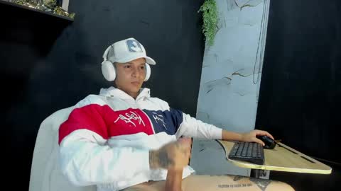 independent model online show from April 1, 5:52 am