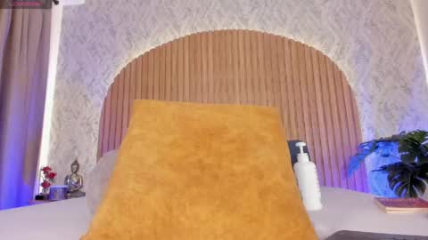 Kendal  online show from April 15, 5:55 am