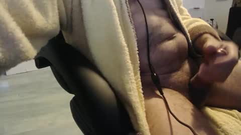 Snapshot of ghostatitude chatting on December 5, 7:32 am ghostatitude online show from December 5, 7:32 am