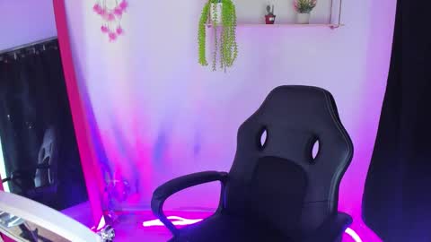 giaaaa   online show from February 24, 12:13 am