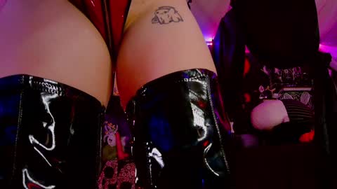 Giggles online show from December 3, 12:41 am