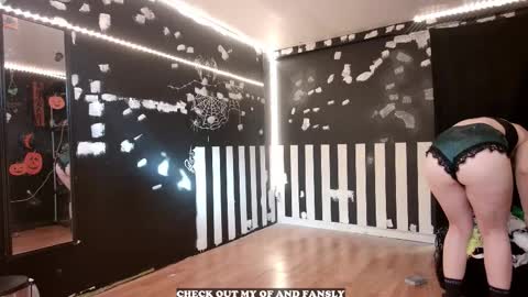 Giggles online show from October 11, 11:30 pm