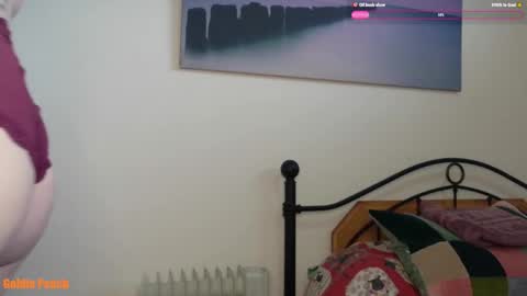 Snapshot of goldie_peach chatting on October 22, 2:30 pm Goldie online show from October 22, 2:30 pm