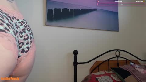 Snapshot of goldie_peach chatting on September 30, 12:37 pm Goldie online show from September 30, 12:37 pm