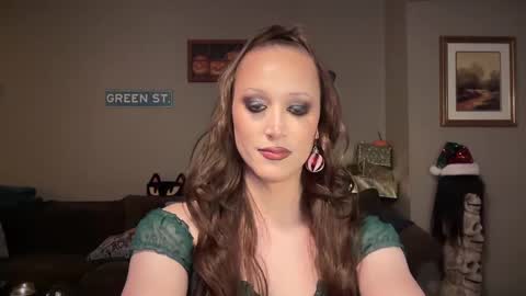 Snapshot of greenxxxqueen chatting on December 8, 9:02 am SexQueen Nikki online show from December 8, 9:02 am