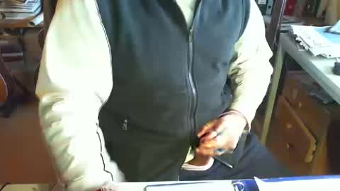 Snapshot of greyhounddog chatting on January 12, 9:40 am greyhounddog online show from January 12, 9:40 am