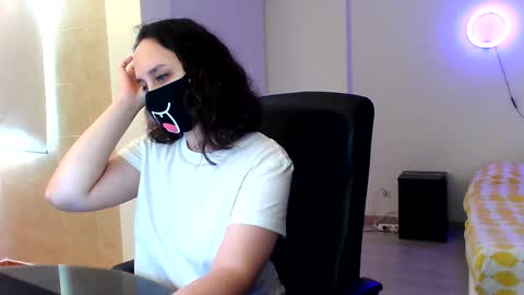 GummyPeach online show from December 5, 3:33 pm