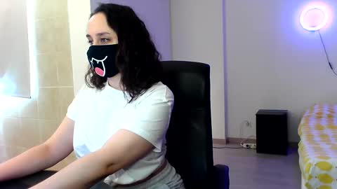 GummyPeach online show from December 5, 12:28 pm