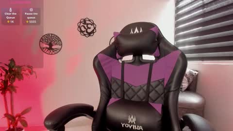 Snapshot of haileebeer_ chatting on October 16, 3:33 pm Hailee online show from October 16, 3:33 pm