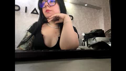 Snapshot of hali_roussel chatting on December 31, 2:36 pm Hali  online show from December 31, 2:36 pm