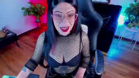halley_ravenn online show from August 4, 9:00 pm