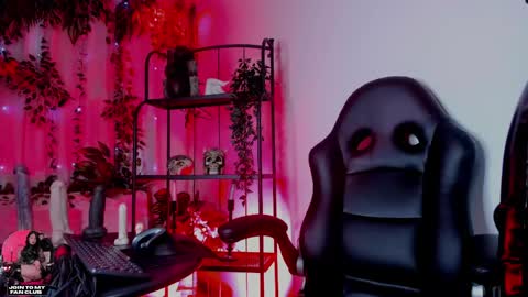 halley_ravenn online show from May 5, 8:47 pm